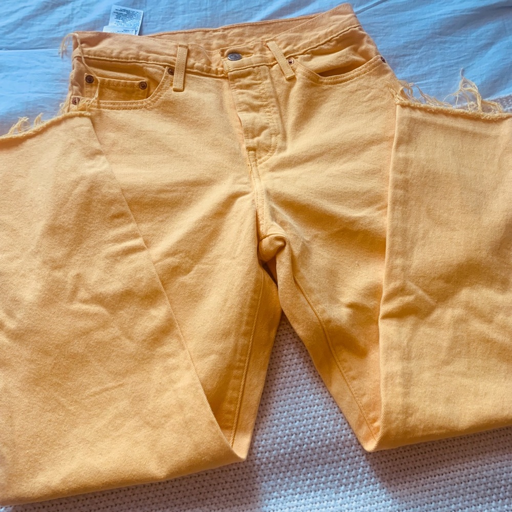 Levi’s yellow size 28 like news!!